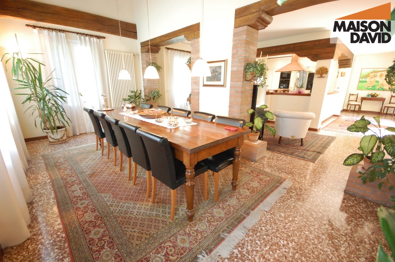 sala da pranzo villa con piscina